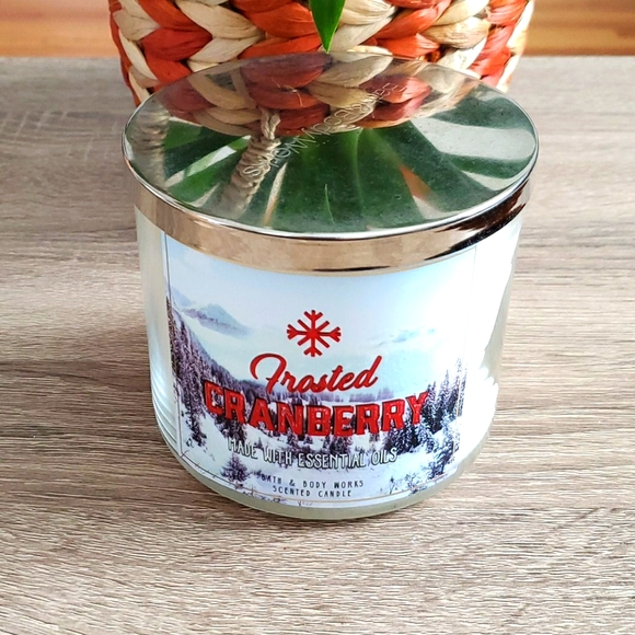 Bath & Bodyworks frosted cranberry candle